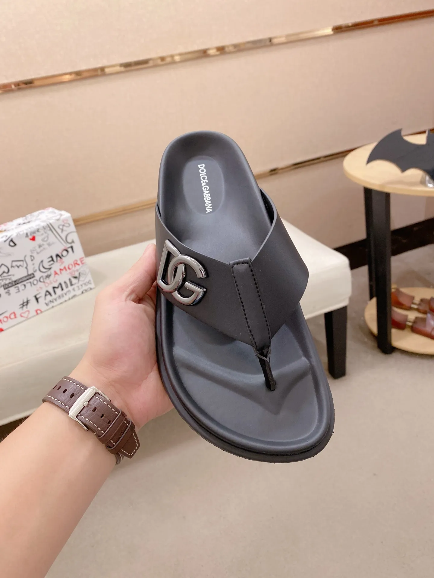 Factory price: 300💰 DG men's sandals and slippers. Showcase high-end style design. The DG strap is embellished with an aluminum DG buckle to enhance the style. Paired with a comfortable tonal notch sole, they pair easily with shorts or jeans for a sophisticated look. Main body: cow leather, technical fabric lining: cow leather, with adjustable straps, aluminum DG buckle, EVA insole, tonal notch rubber outsole splicing structure 👌 Size: 38-44 Customized 45